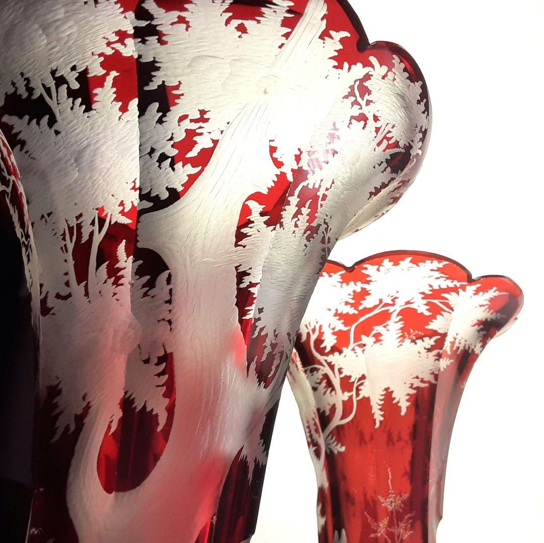 Y957 ボヘミアガラス グラヴィール 赤被せガラス 鹿と風景文花瓶 一対　こ