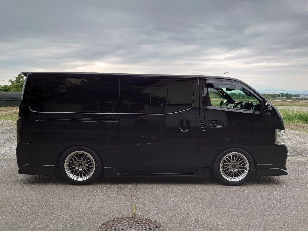 送料込　levanna V10LTH　18インチ　タイヤバリ山　美品　ハイエース