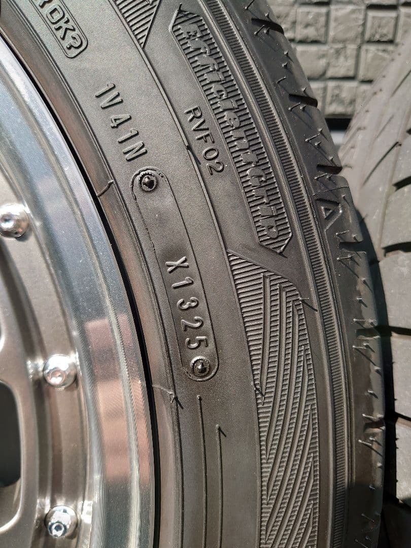 送料込　levanna V10LTH　18インチ　タイヤバリ山　美品　ハイエース