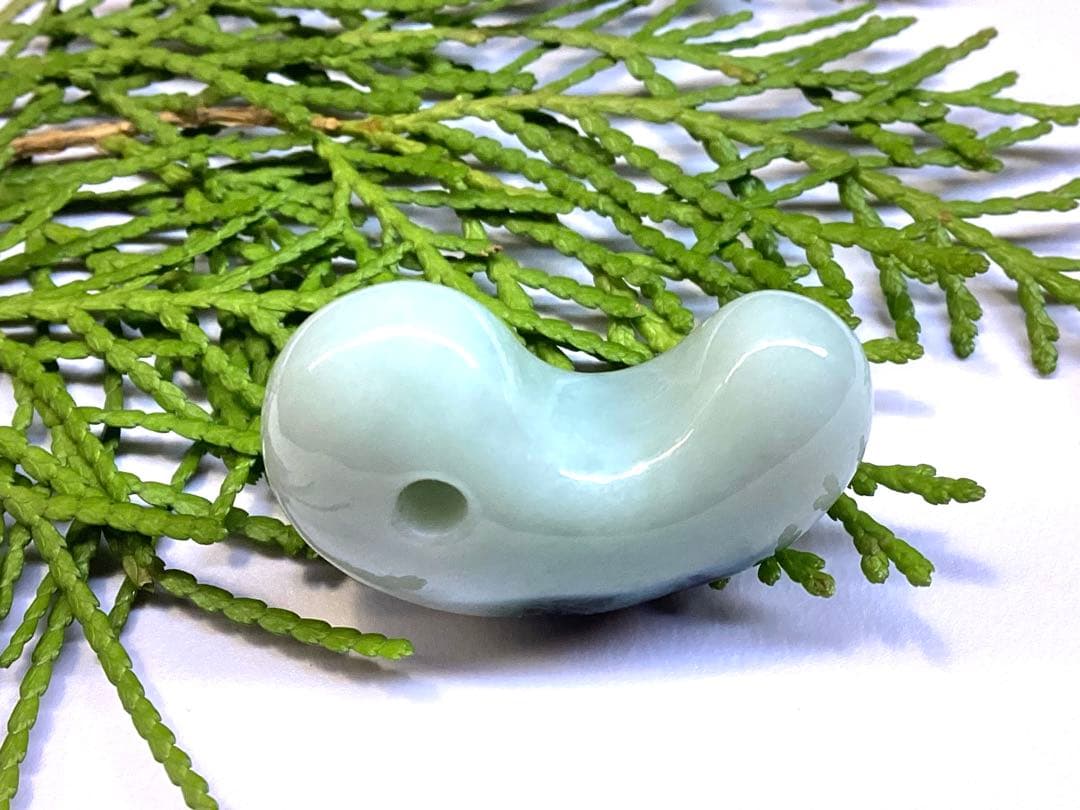 ✳味身絶品‼️高価糸魚川翡翠勾玉　微細な結晶に濃厚な緑　身近な御守りに　本物を‼️