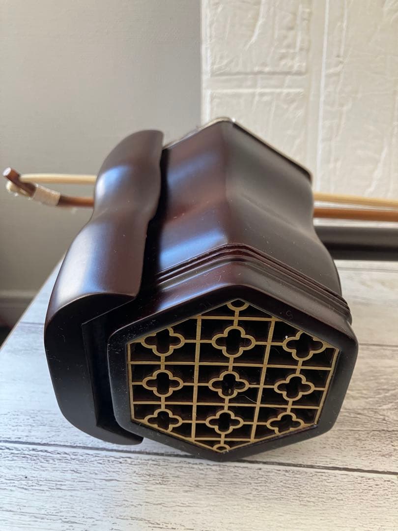 中国の伝統的な擦弦楽器、二胡（にこ）