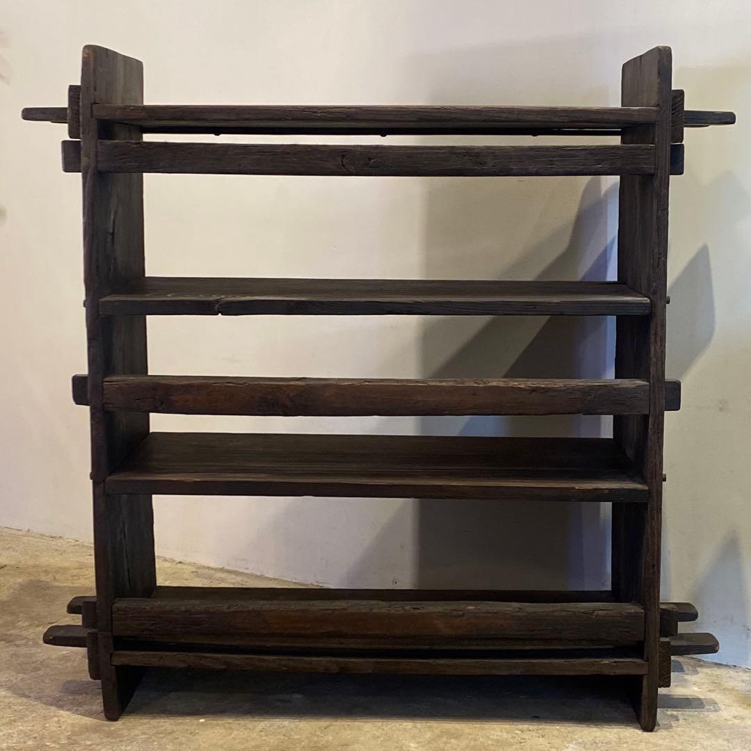 濃い木味の古い飾り棚 四段 アンティーク