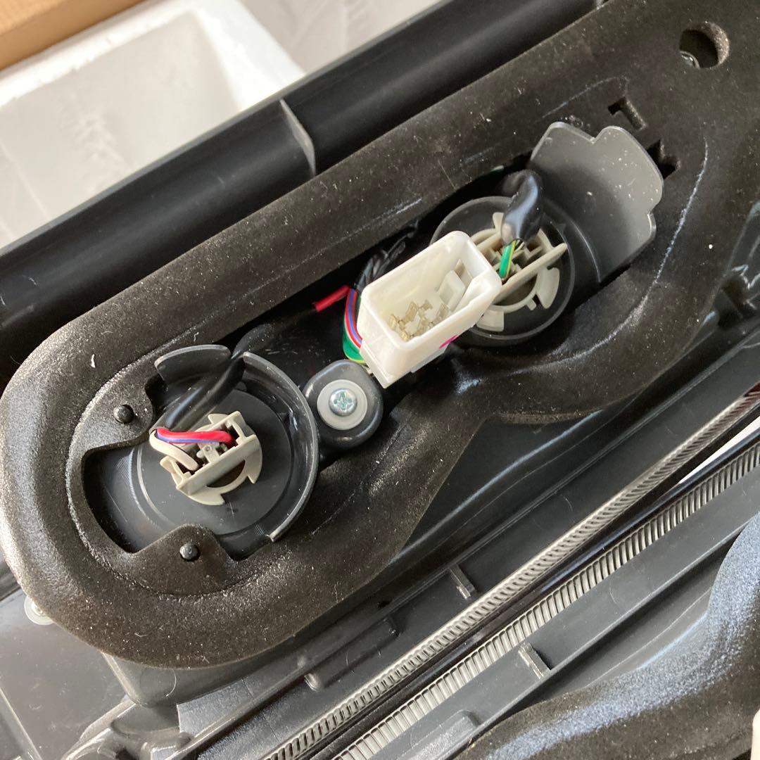 福之助　トヨタ　ハイエース　純正テールライト　ブラック塗装　比較的綺麗