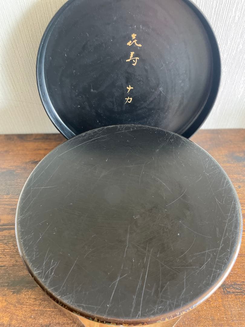 金色と緑色の模様の膳