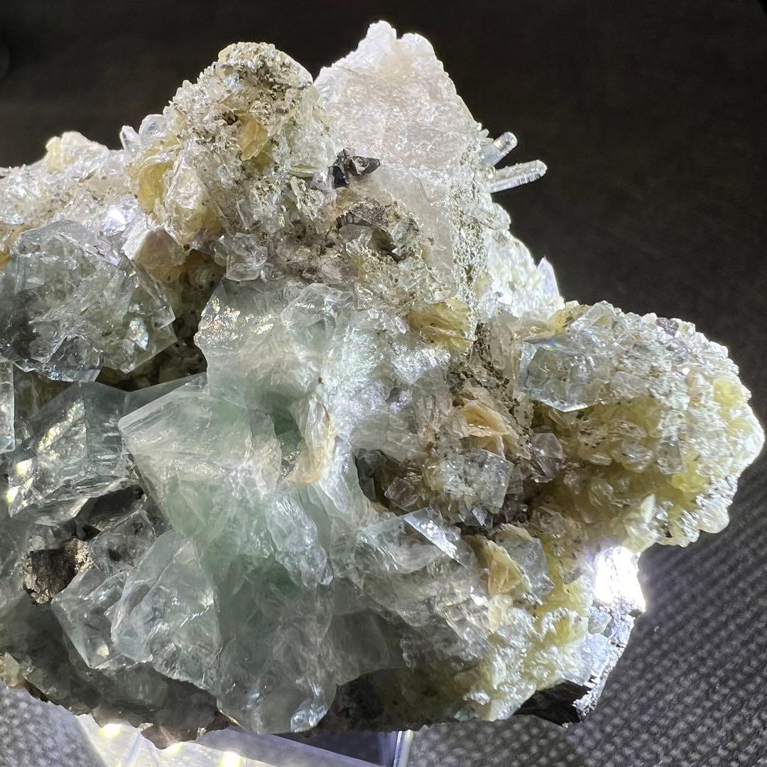 ヤオガンシャン産　「白緑色」「ミントグリーン」多数鉱物共生フローライト