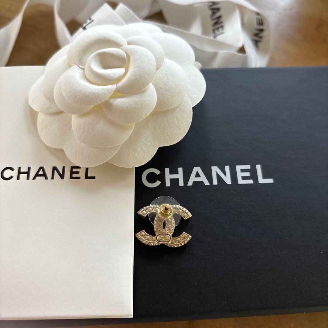 【片耳のみ/美品】シャネル CHANEL ロゴピアス