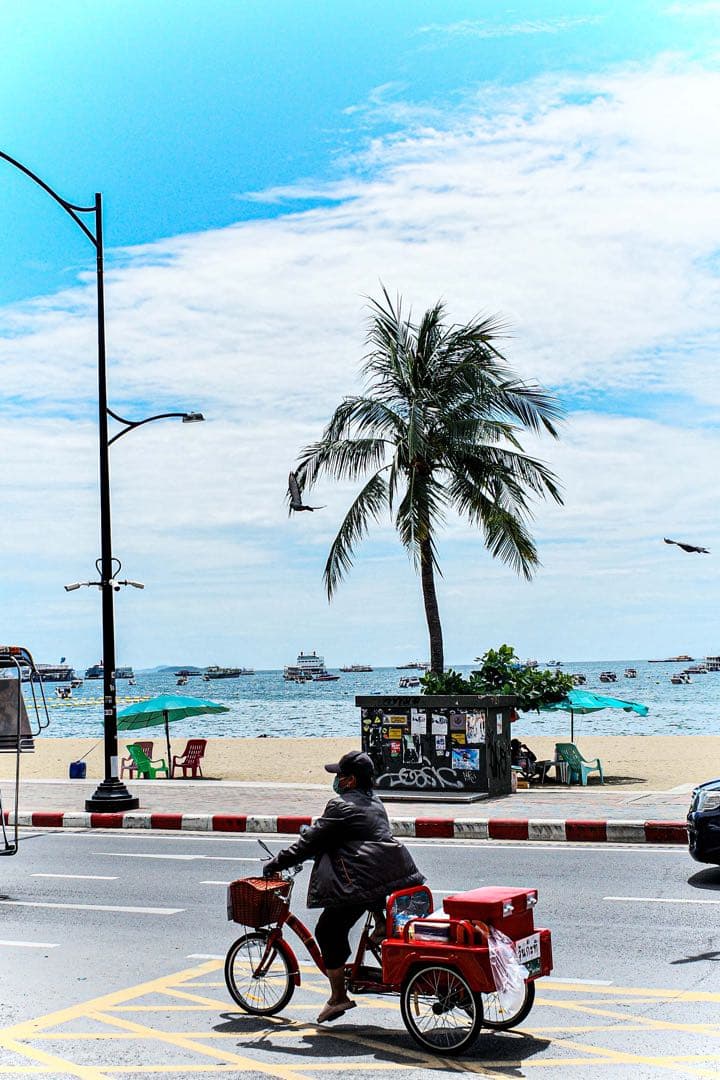 保証期間中　RICOH GR III ←付属品多数　ショット数4404 リコー