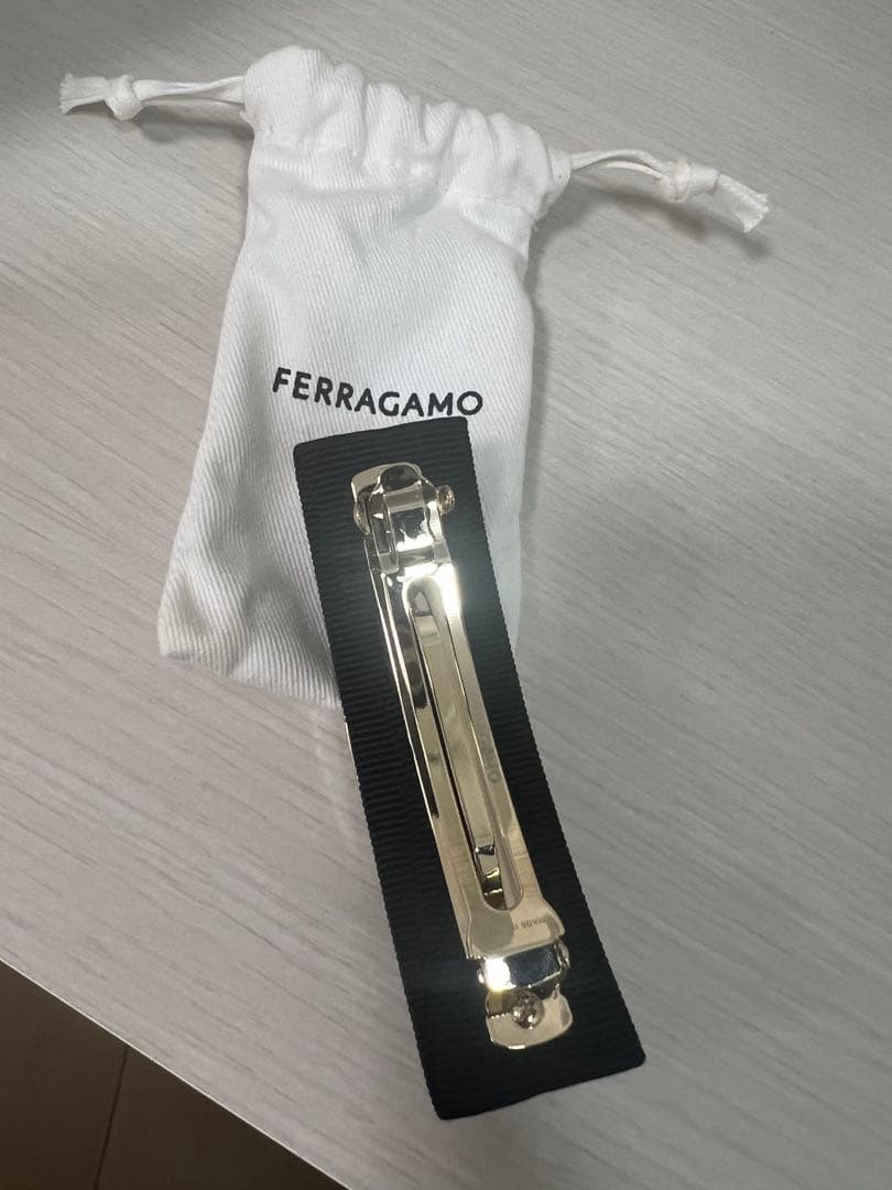 フェラガモ　バレッタ　黒