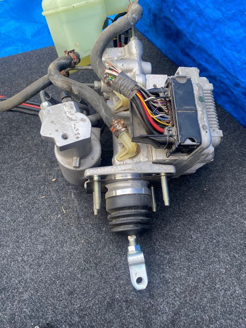 トヨタアクアDAA-NHP10. ABSアクチュエーター