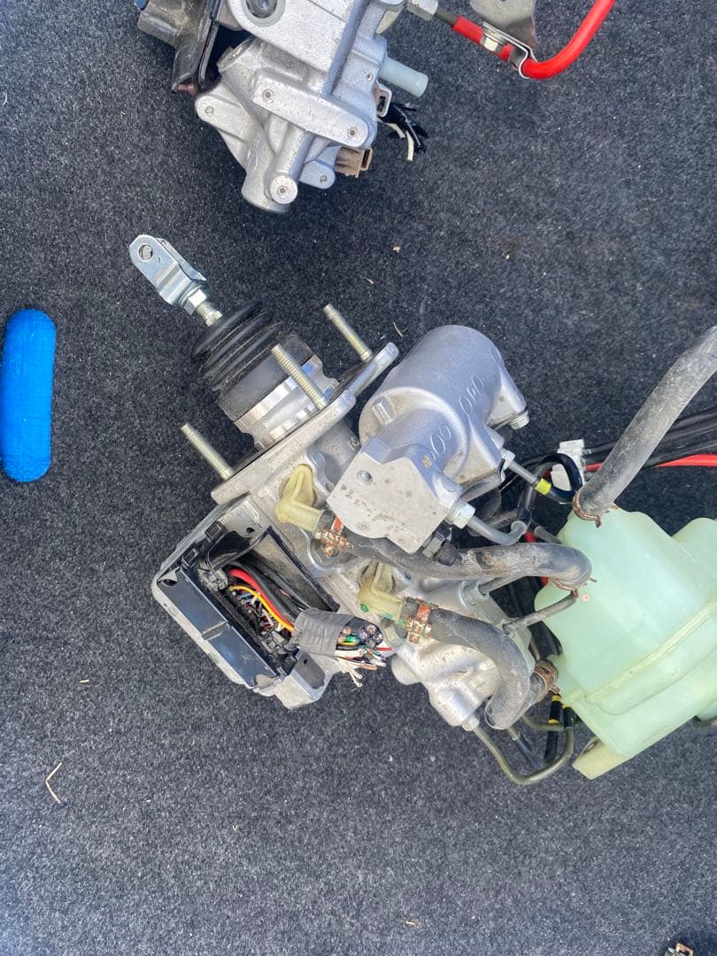 トヨタアクアDAA-NHP10. ABSアクチュエーター