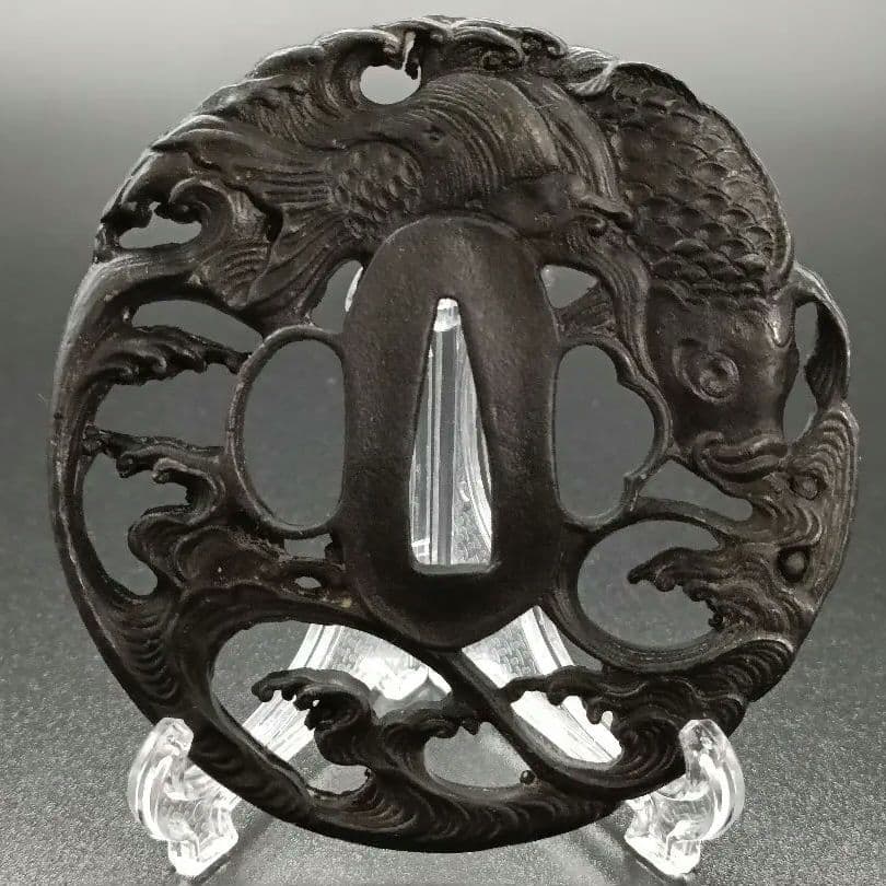 日本刀装具　刀鍔　鯉の図　細工　鍔　刀の鍔　刀鐔　鋼製　刀剣美術　重さ約112G