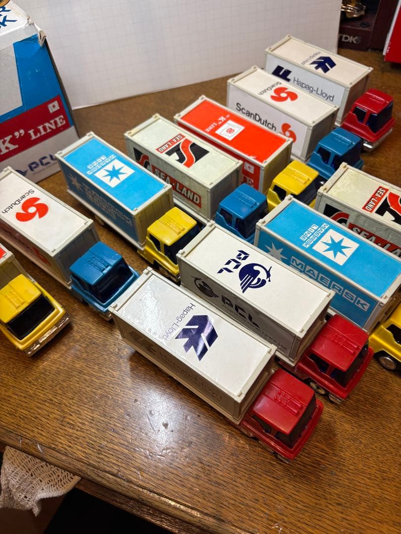 ホンコン製　コンテナートラックのおもちゃ12個