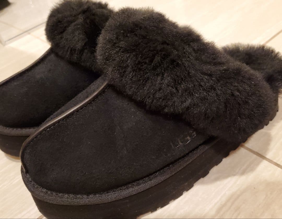 UGG ブラック サボ・ボア・スエード