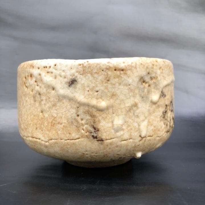 古美術◼️蔵からかなり雰囲気のある釉薬ドロドロの謎の図柄の抹茶茶碗が出て来ました。