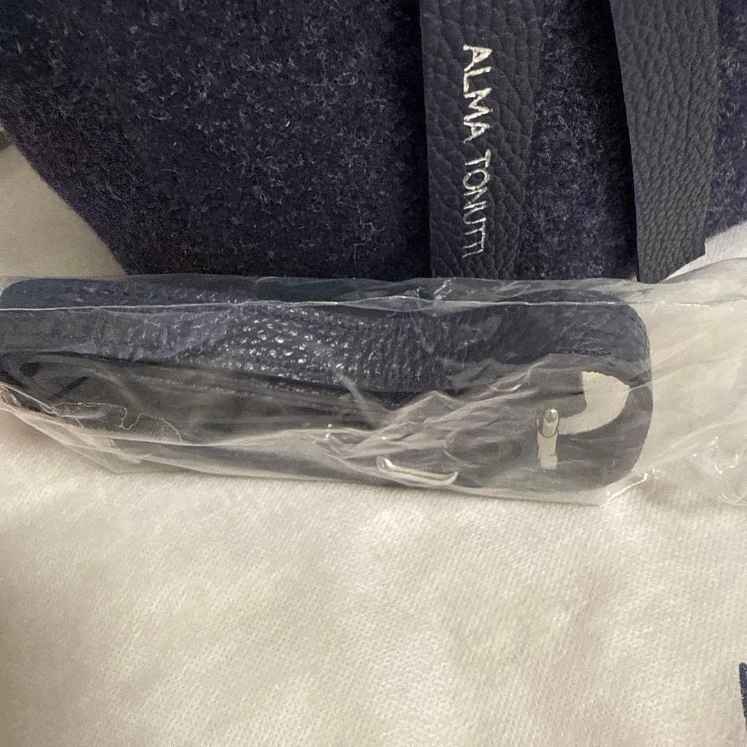 【新品・未使用】マドモアゼルノンノン　イタリア製秋冬ツーウェイバッグ　ネイビー