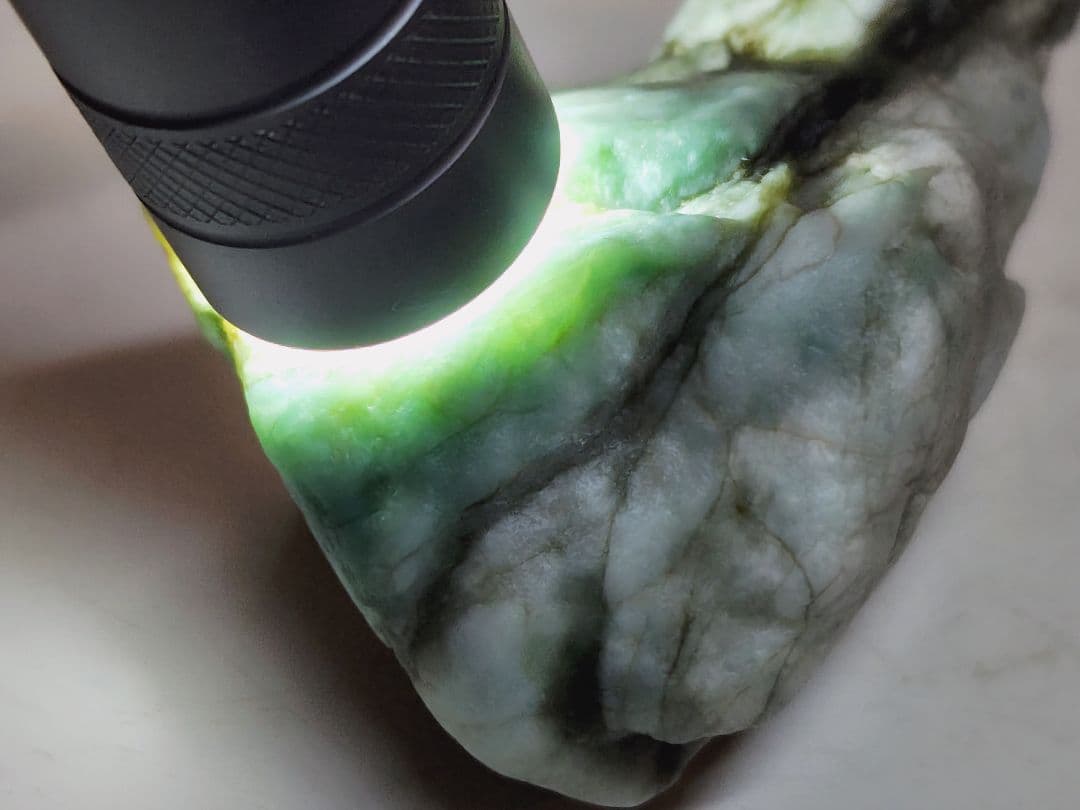 コン沢 136g 翡翠 ヒスイ 原石 鑑賞石 自然石 誕生石 鉱物 鉱石 水石