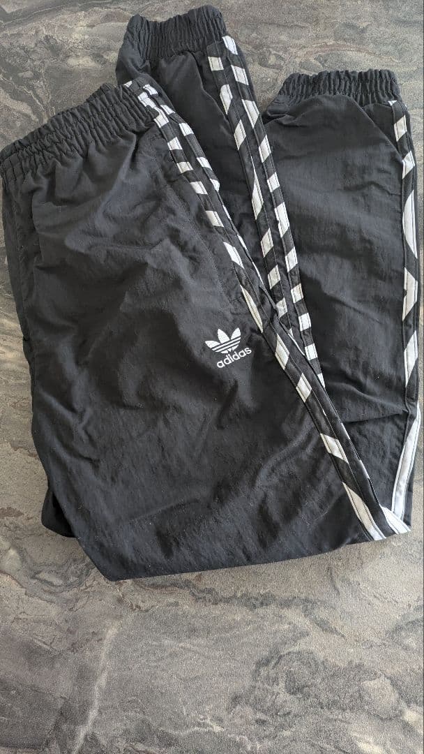 adidas 黒ジャージパンツ ストライプ