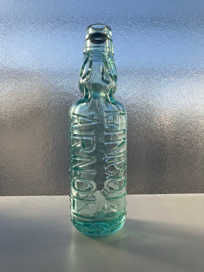 英国製　ビンテージガラス瓶　エンボス入りガラス瓶