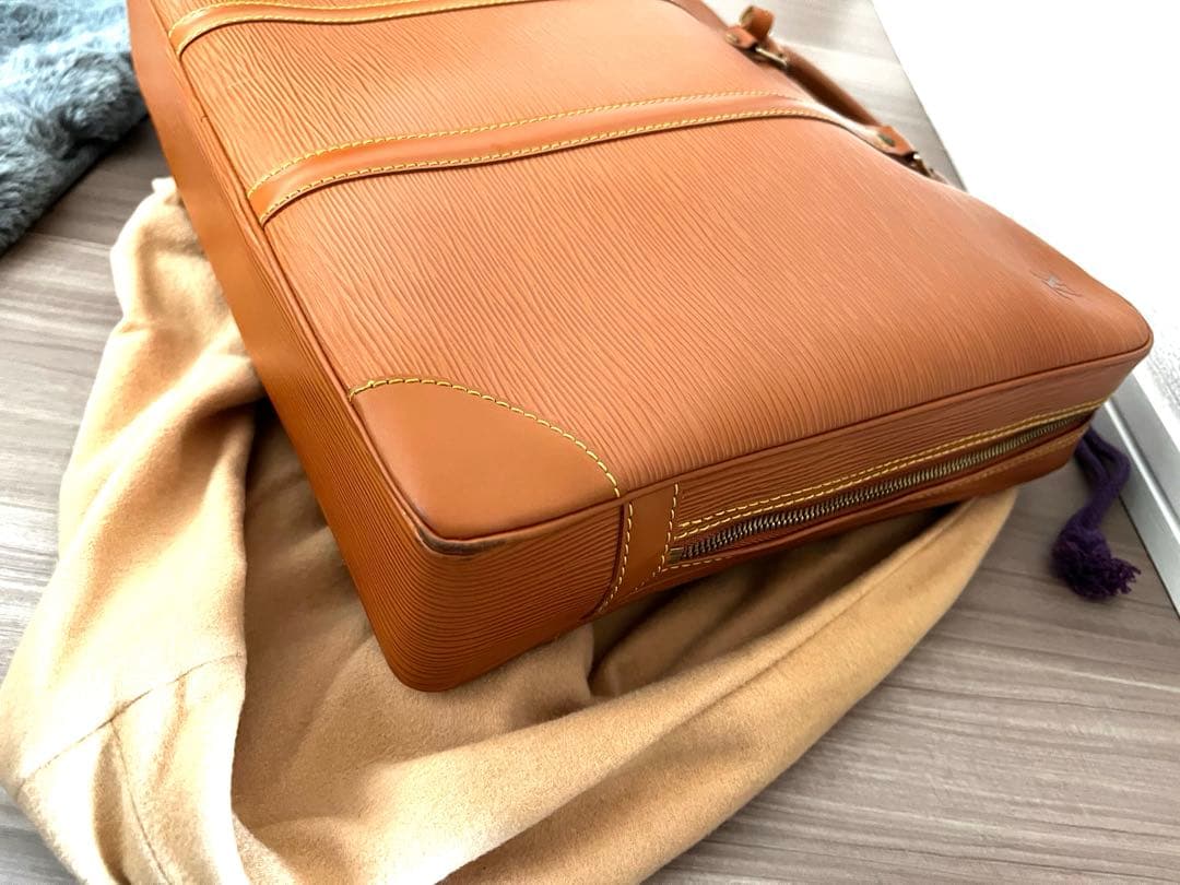 美品 LV ルイ ヴィトン エピ ポルトドキュマン ヴォワヤージュ