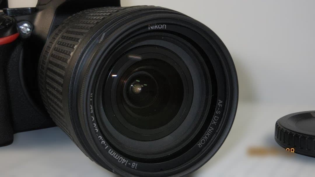 Nikon D5500 デジタル一眼レフカメラ、18-140mmレンズ付き極上品