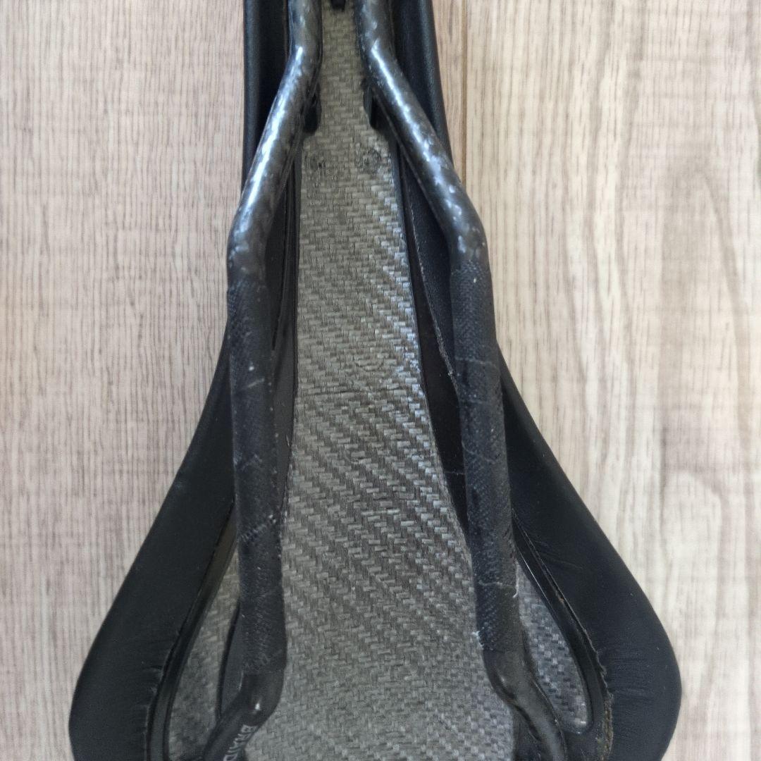 フィジーク　アリオネR3 カーボン　サドル