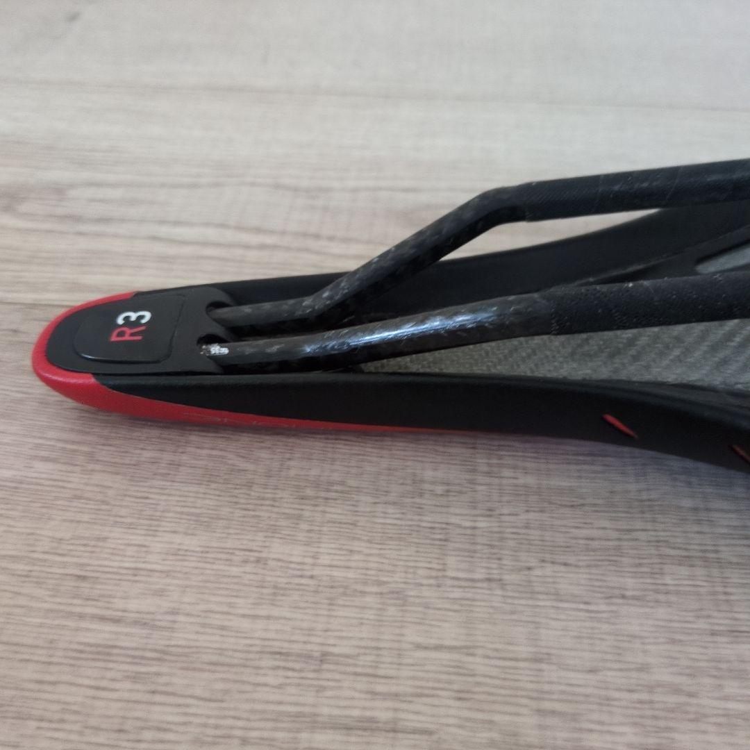 フィジーク　アリオネR3 カーボン　サドル