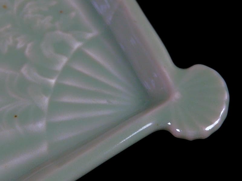 三田青磁　岩に菊の図　扇形手塩皿　C468AS-BZg