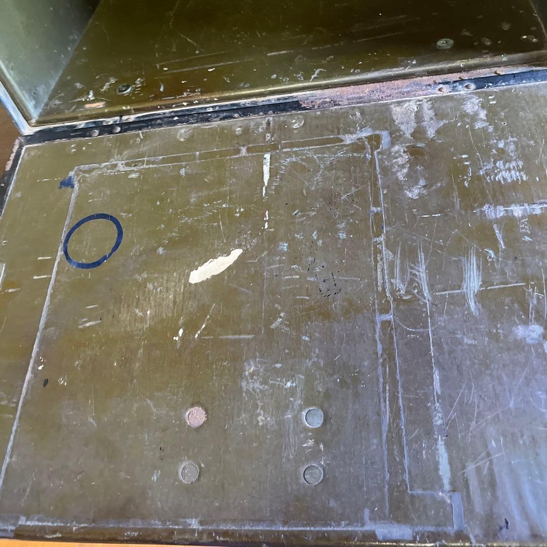 ヴィンテージ金属製　軍？ボックス