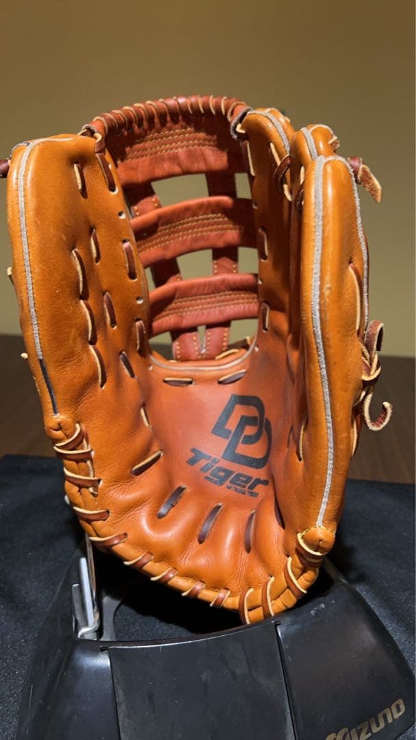 超貴重 4本指 ハタケヤマとミツワタイガーのダブルネーム 貴重な硬式用和牛グラブ