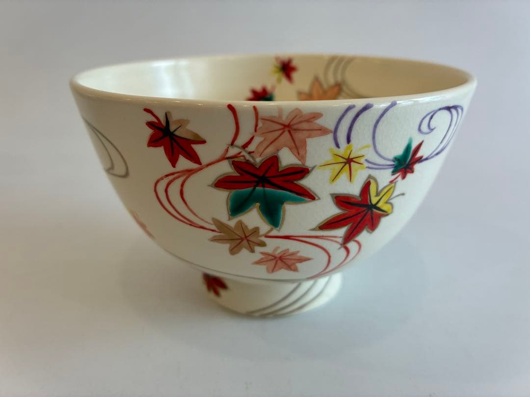 流水に紅葉模様の茶碗　水出宗絢作