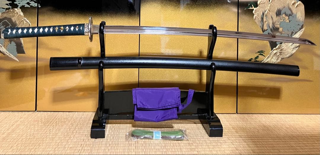 【美品】居合刀　模造刀 龍と鶴の目貫・波文鍔・黒鞘付／高級刀掛＆刀袋付き