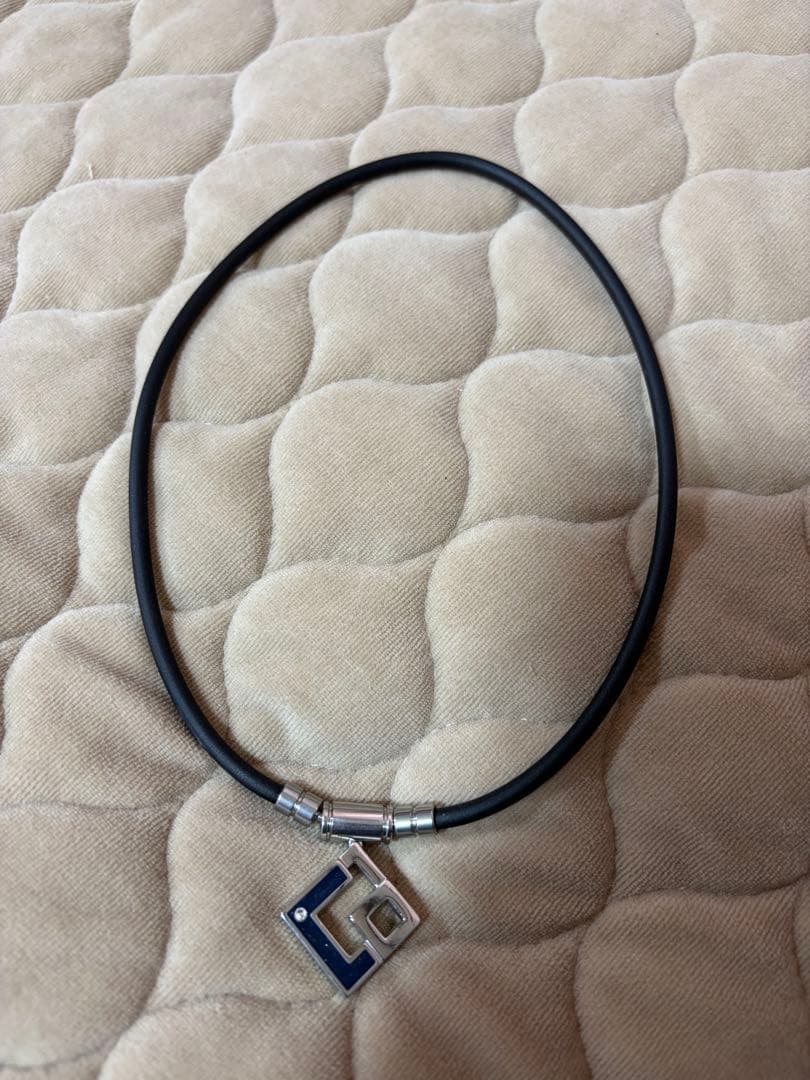 ブラックラバーチョーカー メタルペンダント