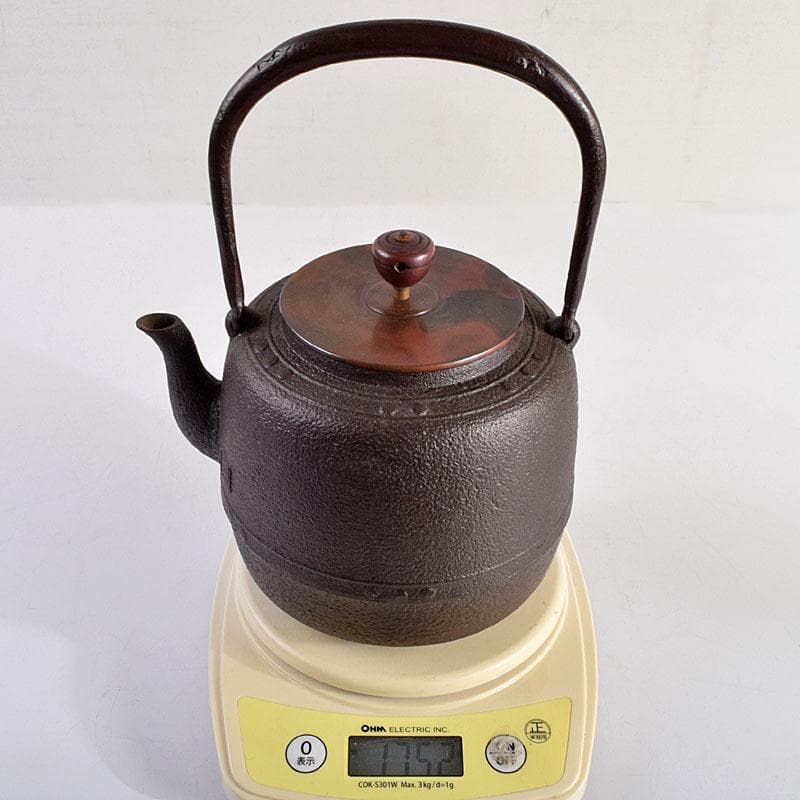 釜師　菊地政光作　万代屋　斑紫銅蓋　鋲打文　鉄瓶　鉄釜　共箱　D　R9420B