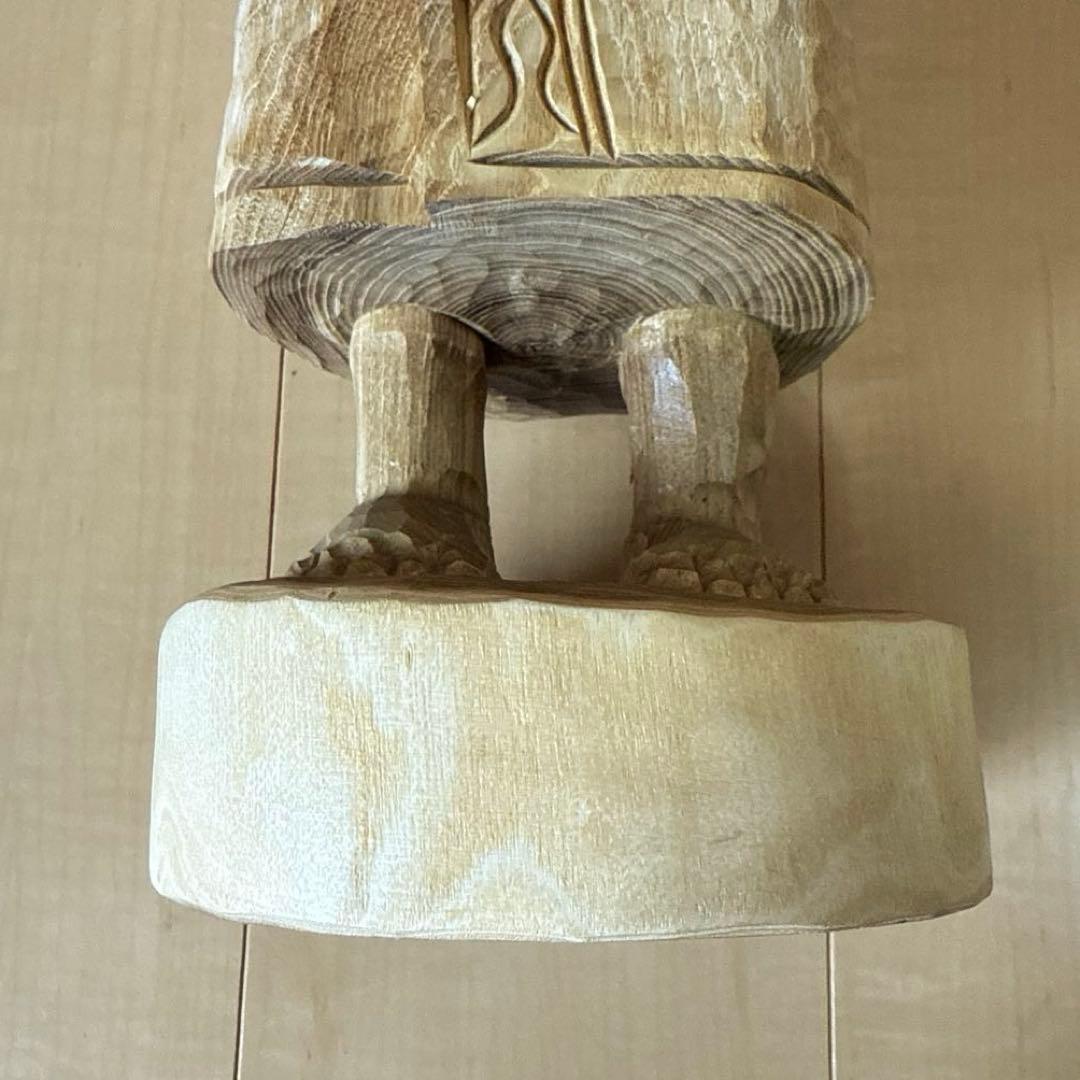 クマを抱いたアイヌ民族の木彫り人形　北海道 置物 彫刻 民芸品 ハンドメード