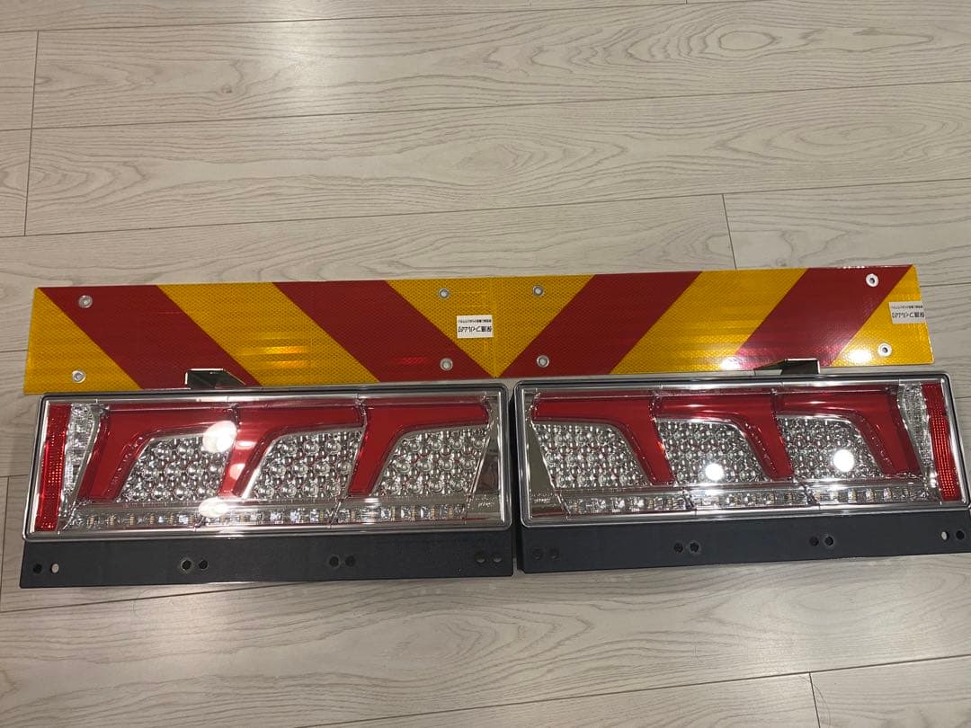 中古 小糸 KOITO 3連LEDテールランプ