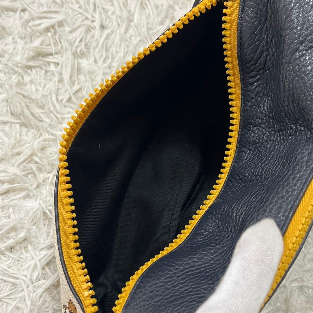 極美品✨限定品✨コーチ　ボディバッグ　スヌーピー　コラボ　レザー　ホワイト