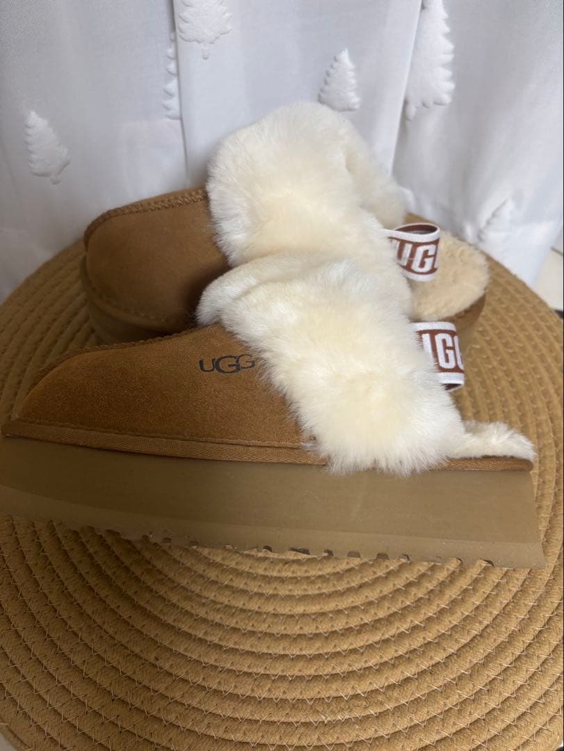 UGG 23.0厚底ベージュ ふわふわスリッパ