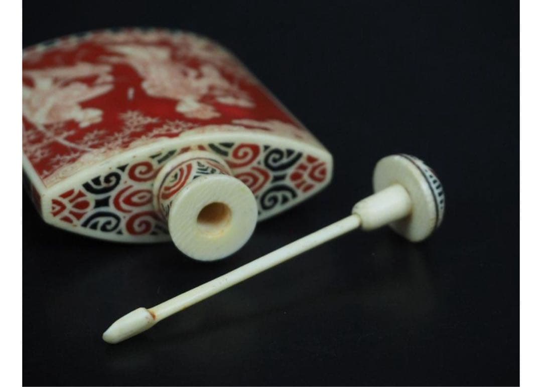 送料無料　『乾隆』款　細密彫　花鳥人物図鼻煙壺　72ｇ　中国古玩