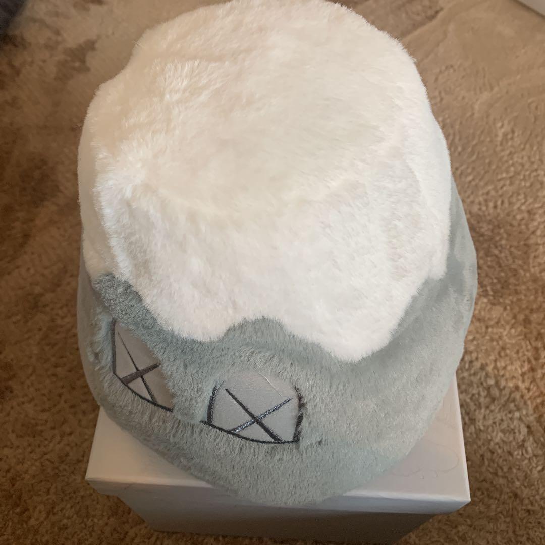 【KAWS HOLIDAY】富士山ぬいぐるみ Grey シリアルナンバー入り