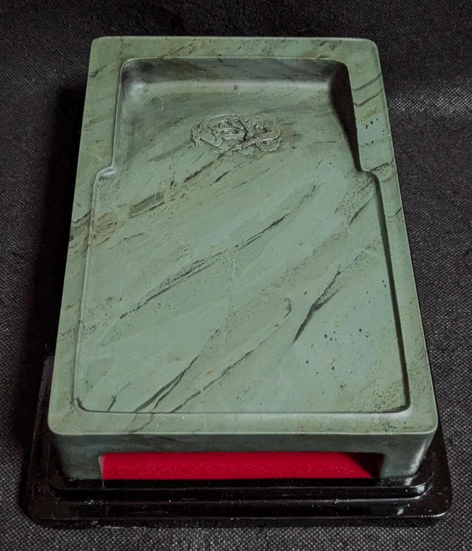 【五台山緑石の門字抄手硯】◆約8.6吋◆群微点状波紋の潤緑美石◆神獣文◆唐木塗箱