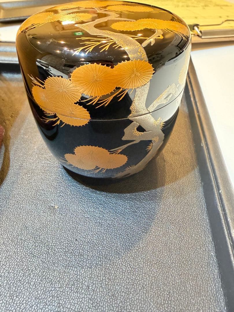 川瀬表完　茶道具用棗 黒地金色松模様