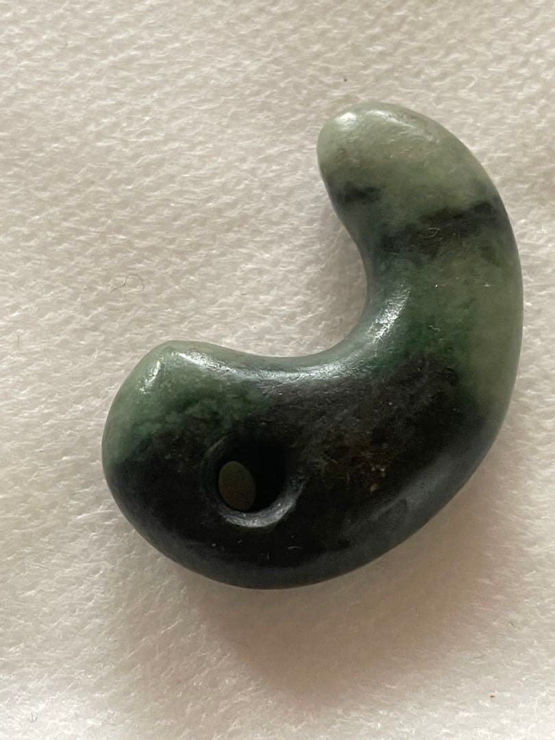 古墳時代　糸魚川　翡翠勾玉　出土品