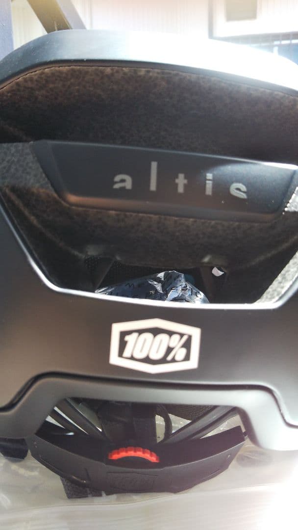 新品未使用 100% Altis グラベル ヘルメット Mサイズ  ブラック色