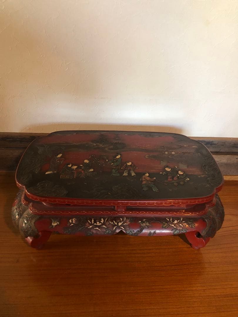 稀少な琉球漆器の逸品　唐子人物文卓台