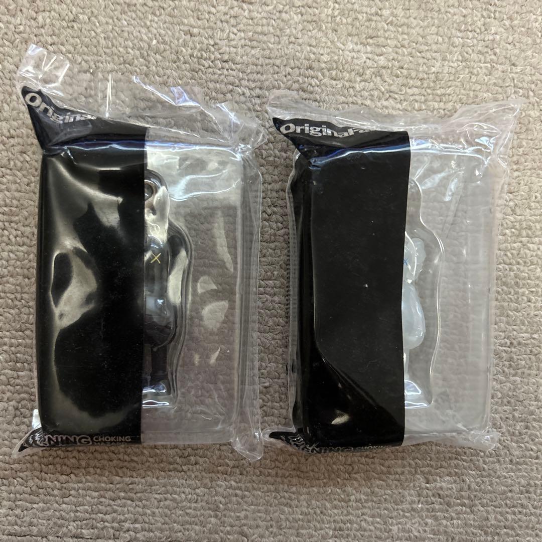 カウズ　キーホルダー　オリジナルフェイク　kaws 2個セット