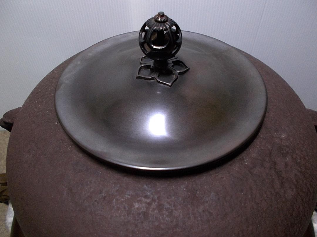 茶道具 釜師:畠春斉 風炉師:一ノ瀬宗辰 唐銅切合鬼面風炉 茶釜 釜環 共箱