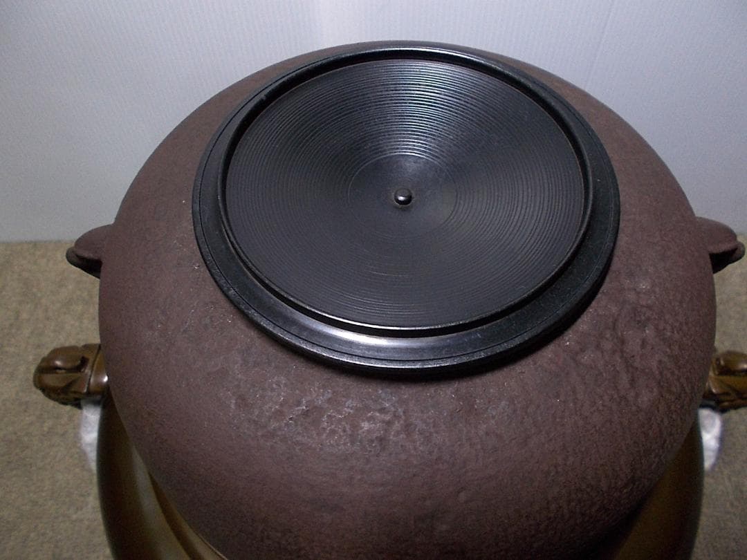 茶道具 釜師:畠春斉 風炉師:一ノ瀬宗辰 唐銅切合鬼面風炉 茶釜 釜環 共箱