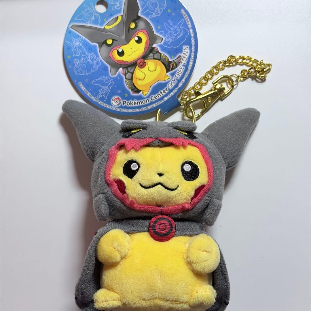 ポケモンセンター　スカイツリー　黒いレックウザポンチョを着たピカチュウ