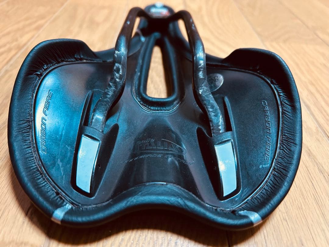 SLR Kit Carbonio Flow サドル Lサイズ ブラック