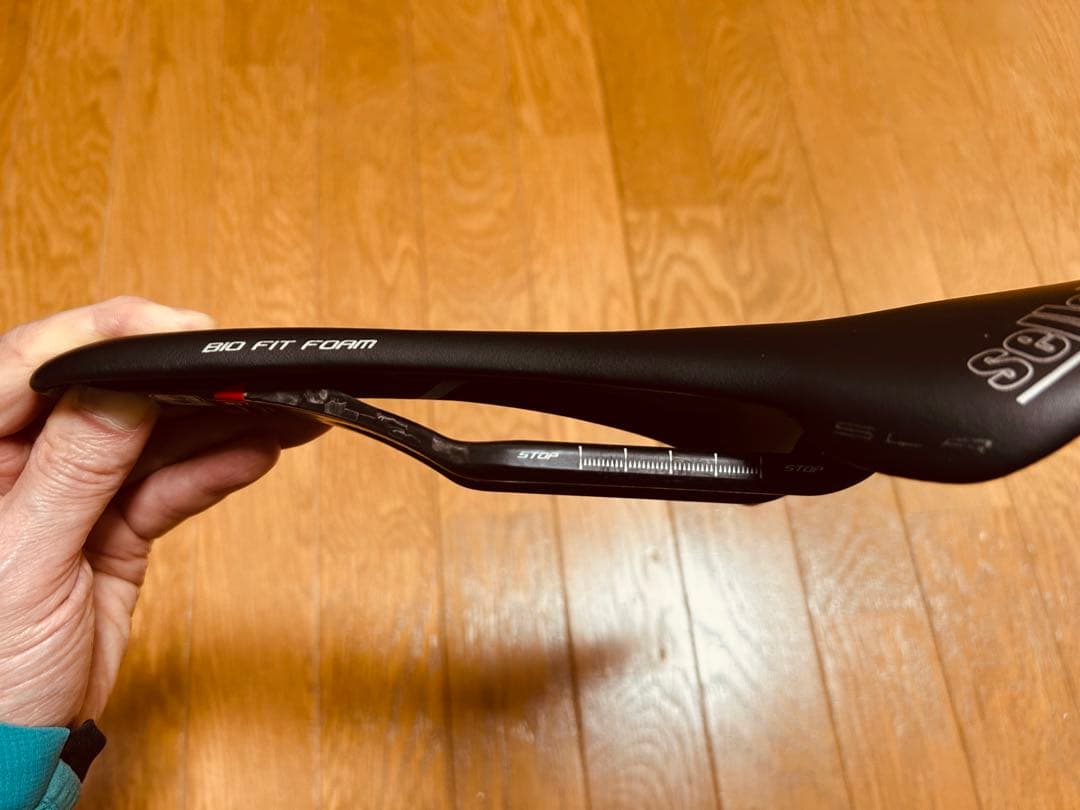 SLR Kit Carbonio Flow サドル Lサイズ ブラック